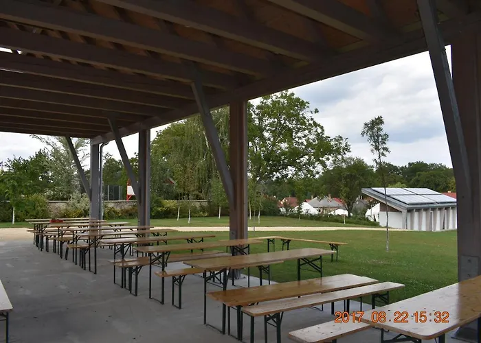 Bakonyi مكان تخييم *